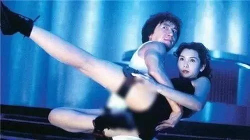 17歲被成龍看中出道,因長相被網友吐槽,今嫁豪門被寵成公主