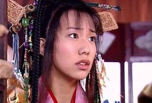 17歲被成龍看中出道,因長相被網友吐槽,今嫁豪門被寵成公主
