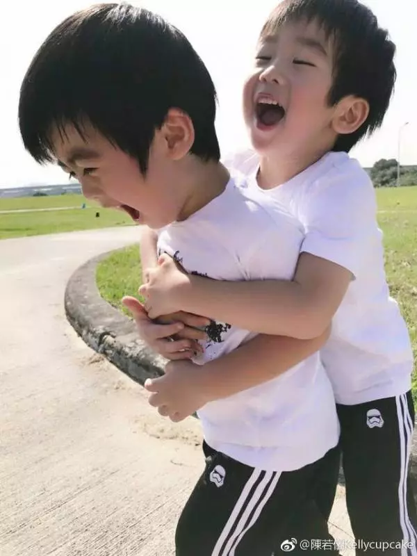 林志穎妻子陳若儀只是染了個頭髮,卻美成仙女!說她十八都有人信~