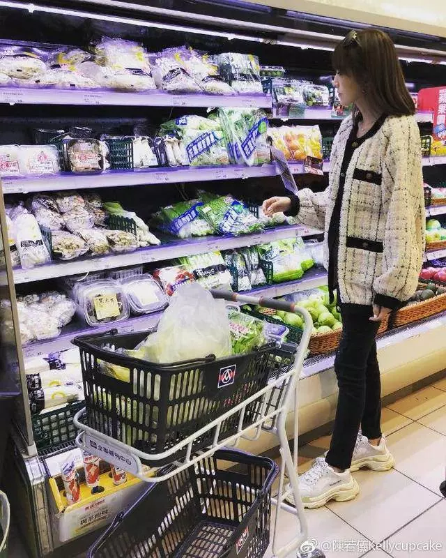 林志穎妻子陳若儀只是染了個頭髮,卻美成仙女!說她十八都有人信~