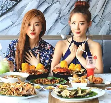 男子娶回漂亮的雙胞胎姐妹花,婚後生活讓他欲哭無淚