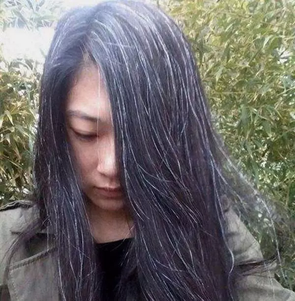 人未老頭髮就白了?原來是你的身體缺少某些營養素!「這麼做」讓白髮變回黑髮哦!!