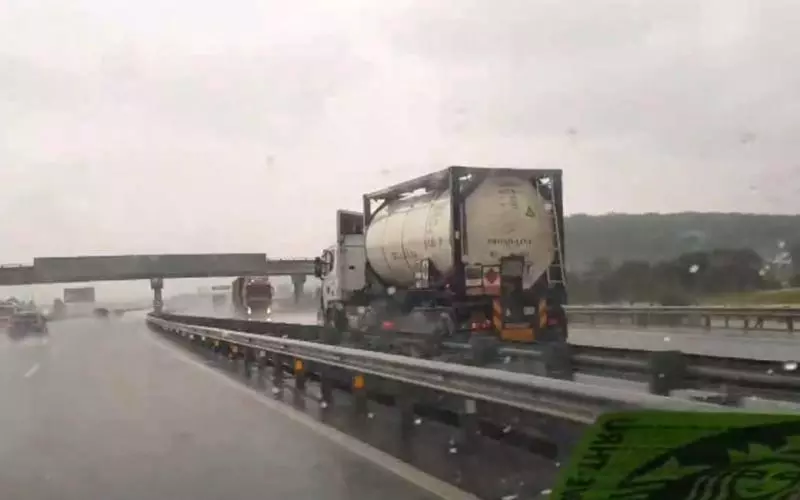 大道上逆駛,這回竟是油槽車!(內有視頻)