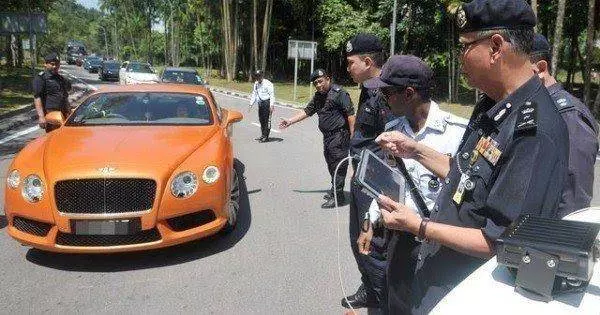 大道上逆駛,這回竟是油槽車!(內有視頻)