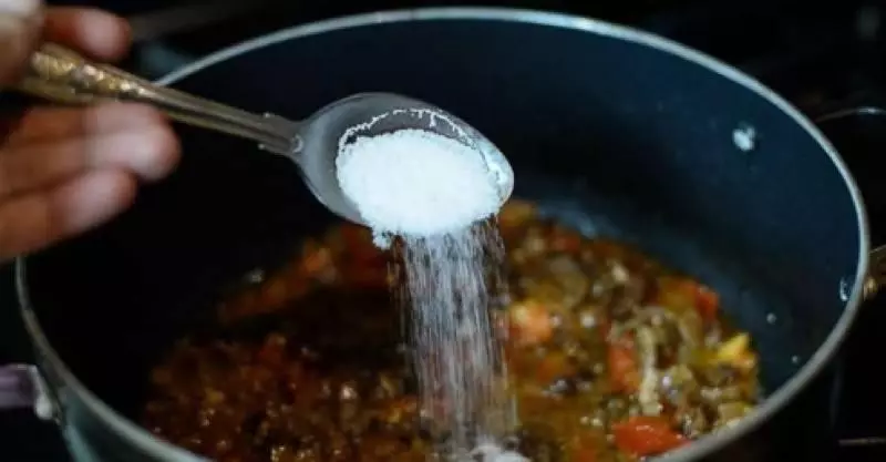 湯煮太咸「加清水稀釋」是最笨的方法!6招「只有飯店大廚才懂」的救急小妙招...超實用!