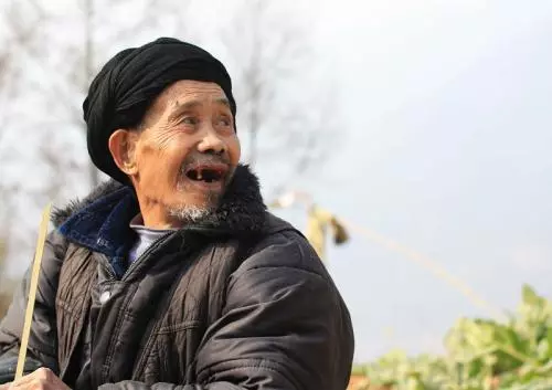 女人去世丈夫哭的死去活來,一月後又要娶妻,全村人說他是好男人