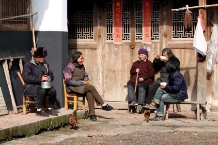 女人去世丈夫哭的死去活來,一月後又要娶妻,全村人說他是好男人