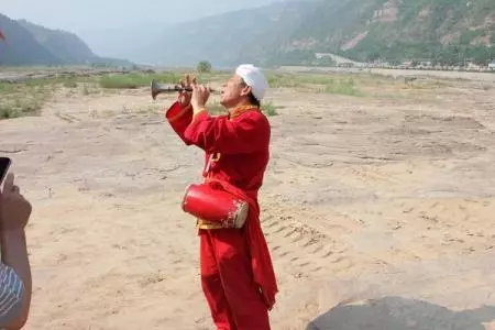 女人去世丈夫哭的死去活來,一月後又要娶妻,全村人說他是好男人