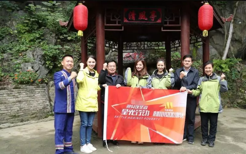 趙薇和林心如一起做公益,在角落裡吸菸被拍,當年的女神去哪兒了