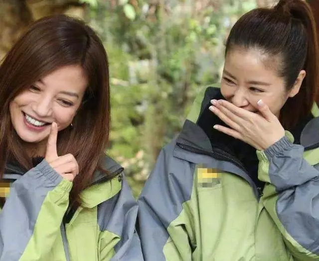 趙薇和林心如一起做公益,在角落裡吸菸被拍,當年的女神去哪兒了