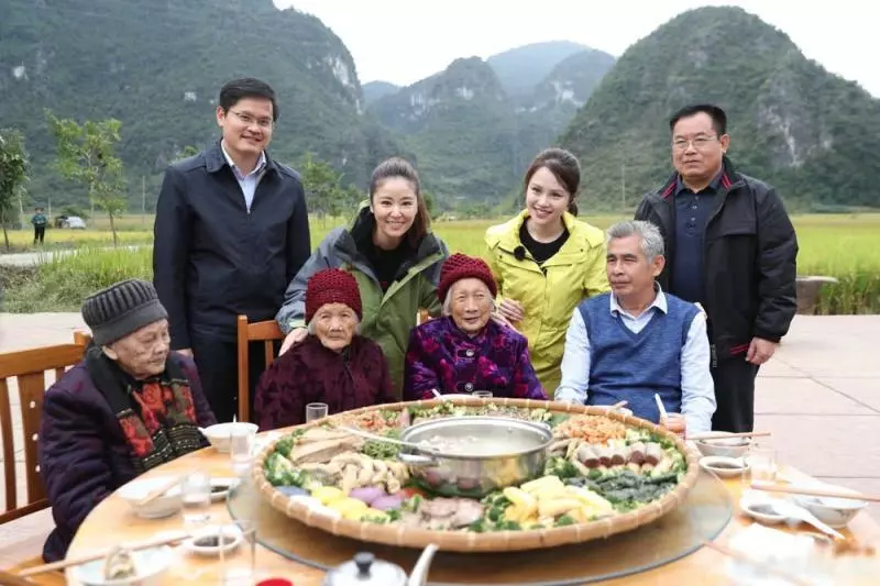 趙薇和林心如一起做公益,在角落裡吸菸被拍,當年的女神去哪兒了