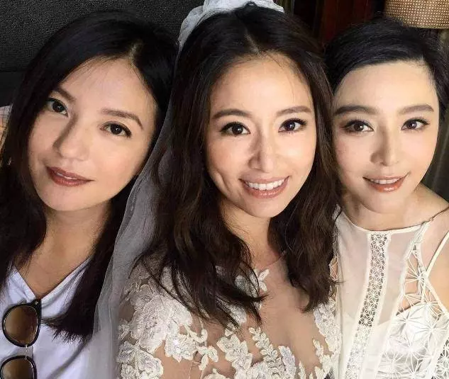 趙薇和林心如一起做公益,在角落裡吸菸被拍,當年的女神去哪兒了