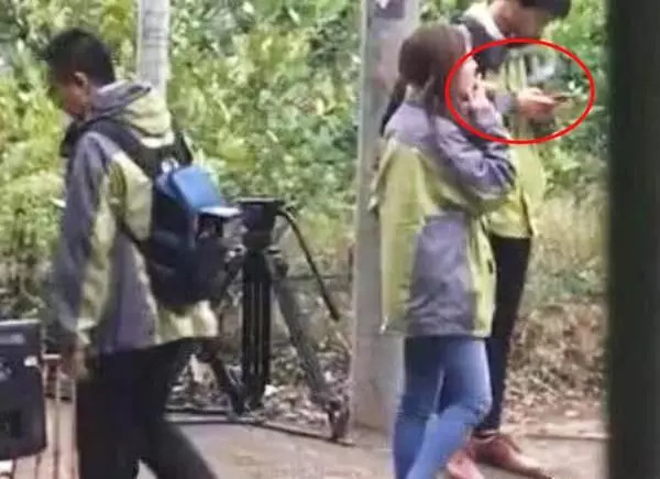 趙薇和林心如一起做公益,在角落裡吸菸被拍,當年的女神去哪兒了