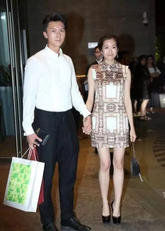 再傳婚變!TVB視帝被指婚姻亮紅燈,太太死心堅決離婚,原來傳緋聞的是她!