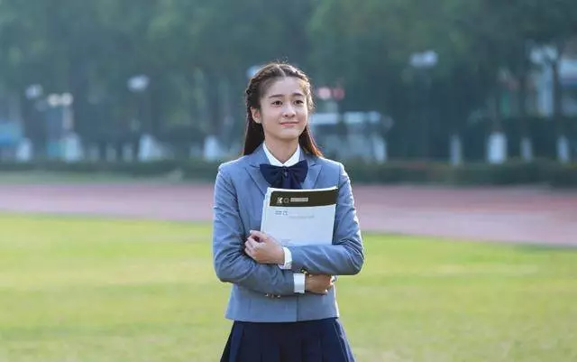 和妹妹同一天出嫁,繼母給她十萬隻給我一萬,回家數錢時我紅了眼