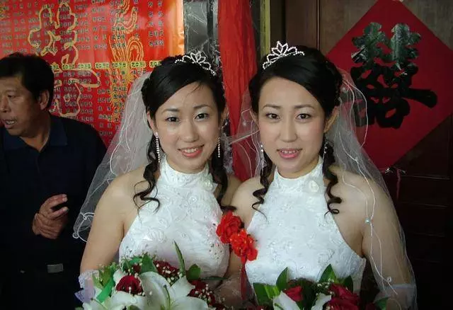 和妹妹同一天出嫁,繼母給她十萬隻給我一萬,回家數錢時我紅了眼
