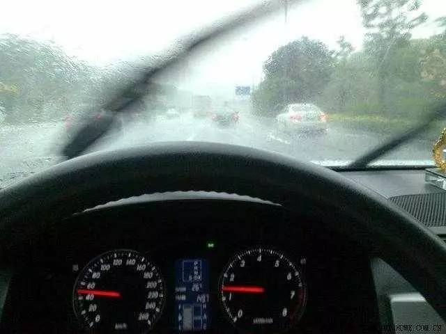 雨刷器不乾淨別花錢換,老司機教你一招,自己搞定