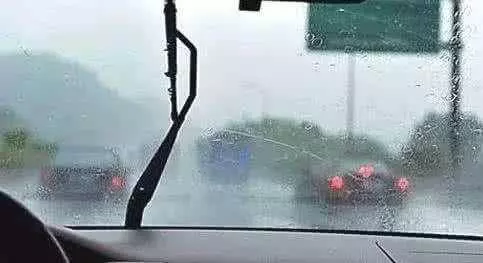 雨刷器不乾淨別花錢換,老司機教你一招,自己搞定