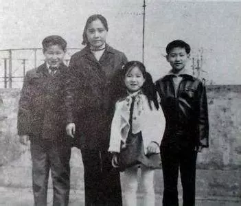 張學友全家照,與哥哥勢如水火,大女兒像舒淇,小女兒最漂亮~