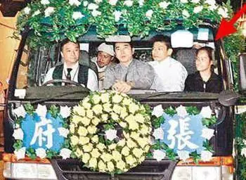 張學友全家照,與哥哥勢如水火,大女兒像舒淇,小女兒最漂亮~