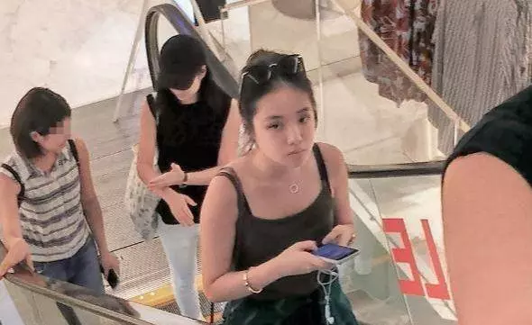 張學友全家照,與哥哥勢如水火,大女兒像舒淇,小女兒最漂亮~