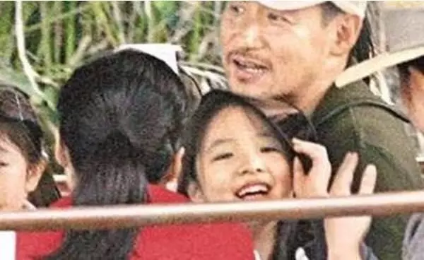 張學友全家照,與哥哥勢如水火,大女兒像舒淇,小女兒最漂亮~
