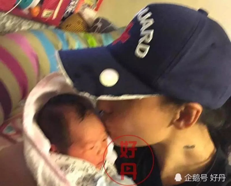 張柏芝第三胎給新嬰兒親吻曝光,網友:睛里充滿母愛~