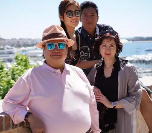 洪金寶35歲女兒近況,與爸爸太像,至今沒有嫁人被他保護著