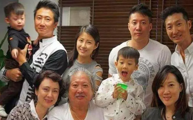 洪金寶35歲女兒近況,與爸爸太像,至今沒有嫁人被他保護著