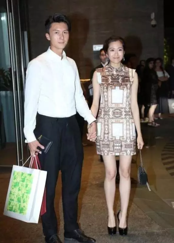 再傳婚變!TVB視帝被指婚姻亮紅燈 太太死心堅決離婚!原來傳緋聞的是她!