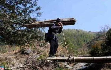 嫌丈夫沒本事跟人出走,女兒跪求無動於衷,後來女兒做法讓人拍手