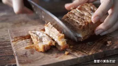 外皮酥脆(做脆皮豬肉)分享2個做脆皮豬肉的秘方,脆皮五花肉!