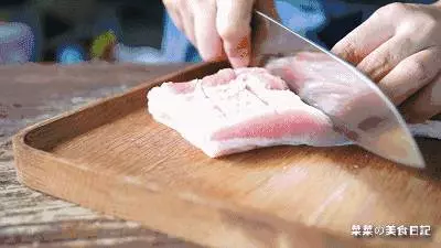 外皮酥脆(做脆皮豬肉)分享2個做脆皮豬肉的秘方,脆皮五花肉!