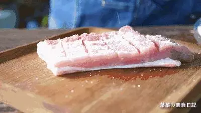 外皮酥脆(做脆皮豬肉)分享2個做脆皮豬肉的秘方,脆皮五花肉!