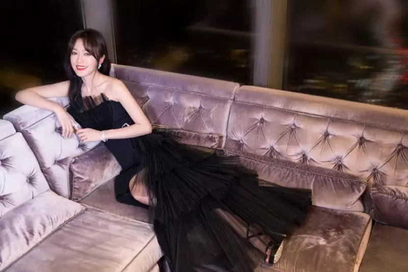 37秦嵐和45歲李冰冰同穿限量款小黑裙,一個淘寶貴婦,一個法式名媛
