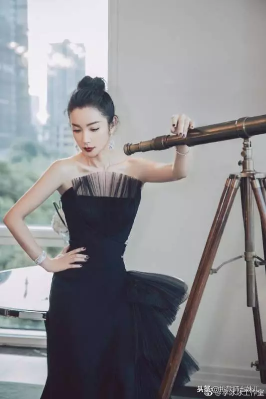 37秦嵐和45歲李冰冰同穿限量款小黑裙,一個淘寶貴婦,一個法式名媛