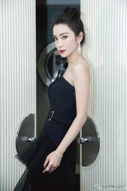 37秦嵐和45歲李冰冰同穿限量款小黑裙,一個淘寶貴婦,一個法式名媛