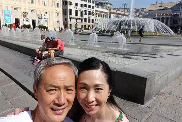 TVB老戲骨現身歐洲與妻度蜜月,沒想到他如今居然瘦成這樣,整個人剩下皮包骨,差點認不出來了~