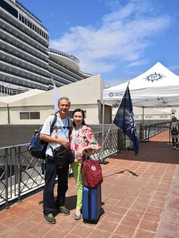 TVB老戲骨現身歐洲與妻度蜜月,沒想到他如今居然瘦成這樣,整個人剩下皮包骨,差點認不出來了~