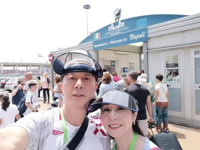 TVB老戲骨現身歐洲與妻度蜜月,沒想到他如今居然瘦成這樣,整個人剩下皮包骨,差點認不出來了~