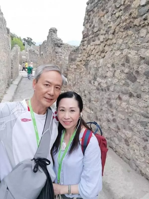 TVB老戲骨現身歐洲與妻度蜜月,沒想到他如今居然瘦成這樣,整個人剩下皮包骨,差點認不出來了~