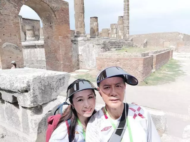 TVB老戲骨現身歐洲與妻度蜜月,沒想到他如今居然瘦成這樣,整個人剩下皮包骨,差點認不出來了~