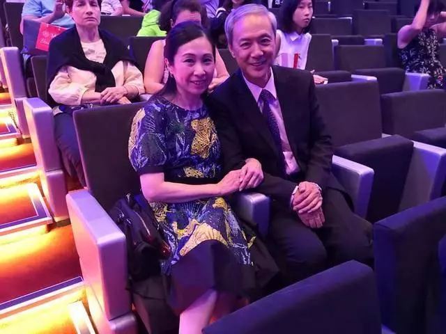 TVB老戲骨現身歐洲與妻度蜜月,沒想到他如今居然瘦成這樣,整個人剩下皮包骨,差點認不出來了~