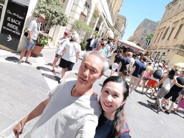 TVB老戲骨現身歐洲與妻度蜜月,沒想到他如今居然瘦成這樣,整個人剩下皮包骨,差點認不出來了~