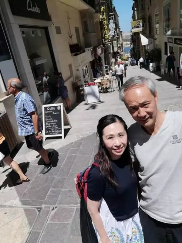 TVB老戲骨現身歐洲與妻度蜜月,沒想到他如今居然瘦成這樣,整個人剩下皮包骨,差點認不出來了~