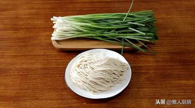 教你做一碗蔥油麵,吃起來勁道爽滑,好吃的關鍵在於蔥油汁