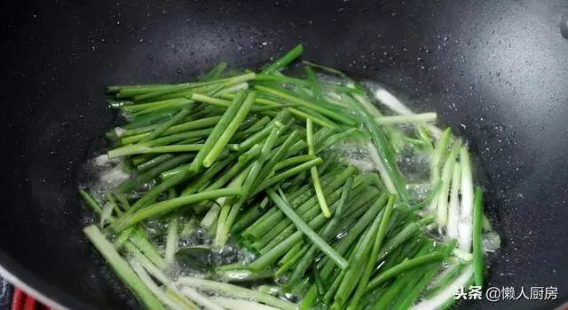 教你做一碗蔥油麵,吃起來勁道爽滑,好吃的關鍵在於蔥油汁