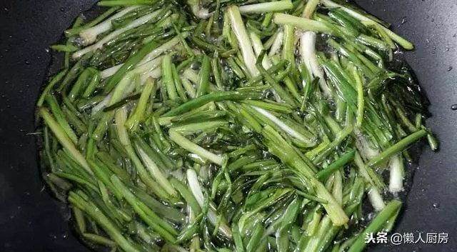 教你做一碗蔥油麵,吃起來勁道爽滑,好吃的關鍵在於蔥油汁