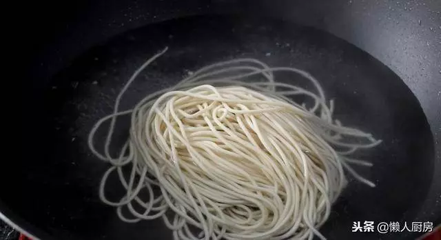教你做一碗蔥油麵,吃起來勁道爽滑,好吃的關鍵在於蔥油汁