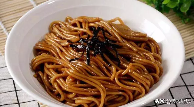 教你做一碗蔥油麵,吃起來勁道爽滑,好吃的關鍵在於蔥油汁